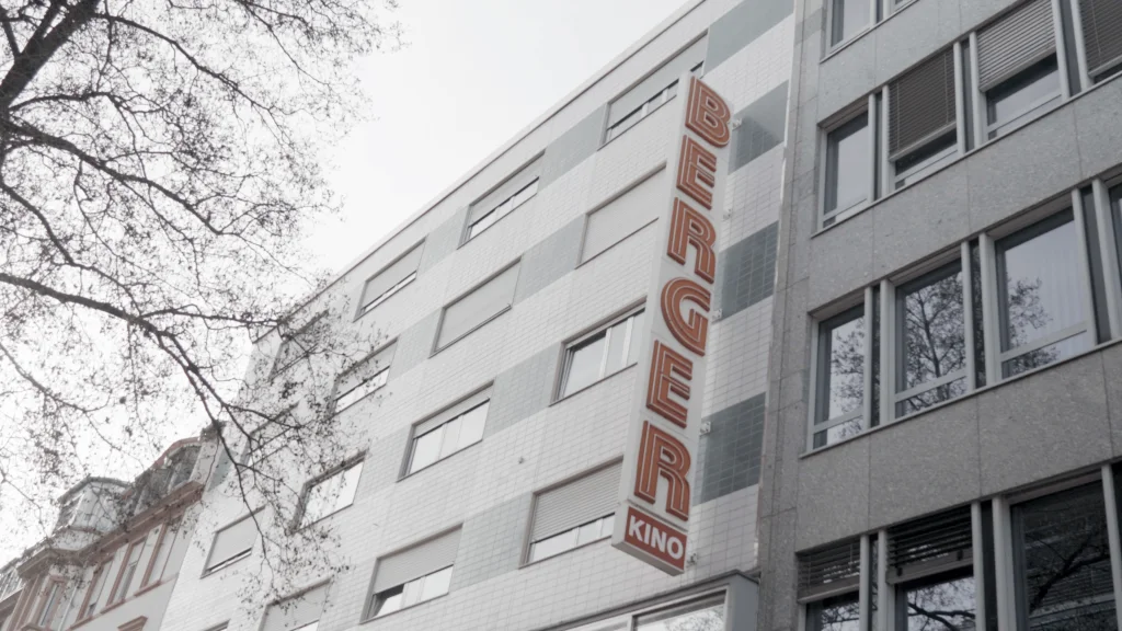 Häuserfassade der Berger Straße in Frankfurt am Main. An der Fasse ist das alte Schild des Berger Kino.