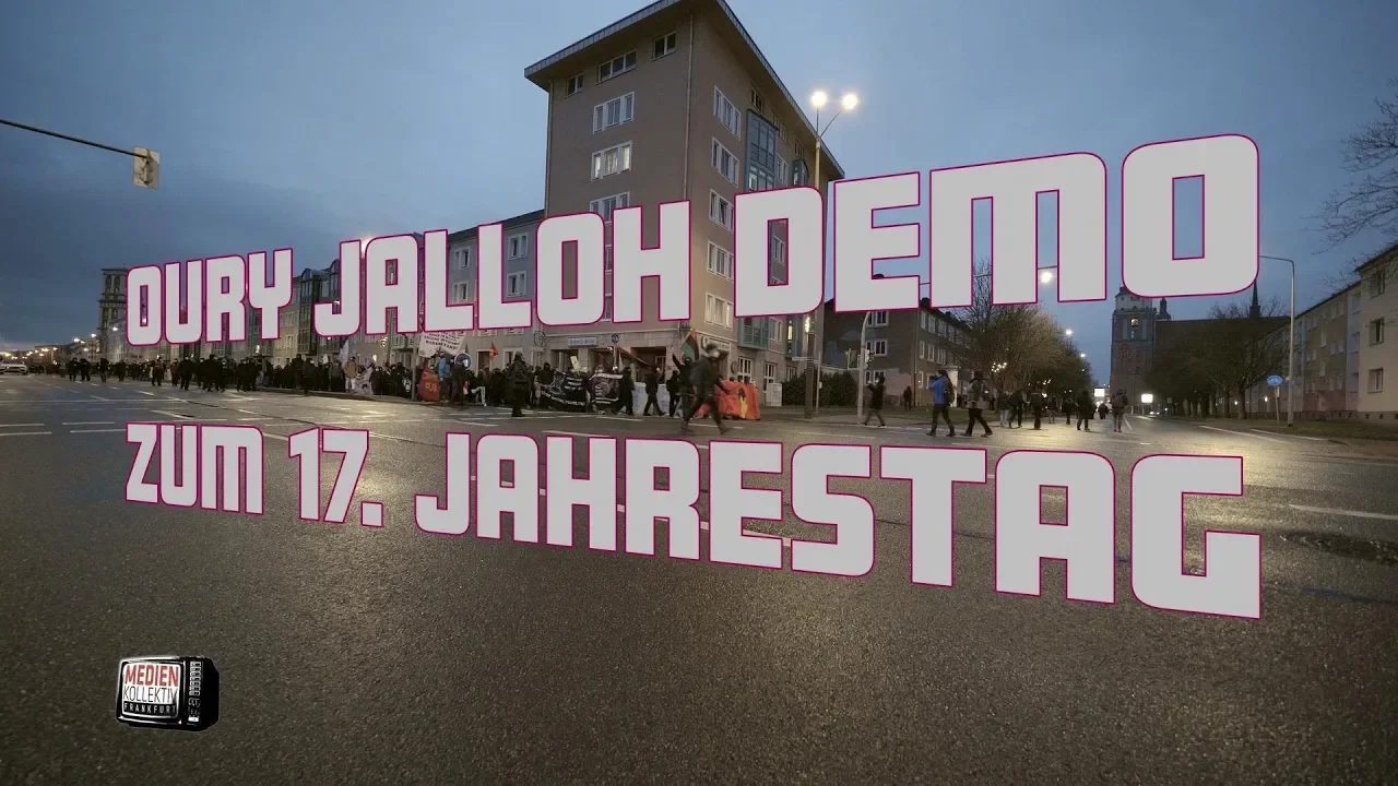 Demonstrationszug auf einer Straße, davor in großen Buchstaben der Titel des Videos