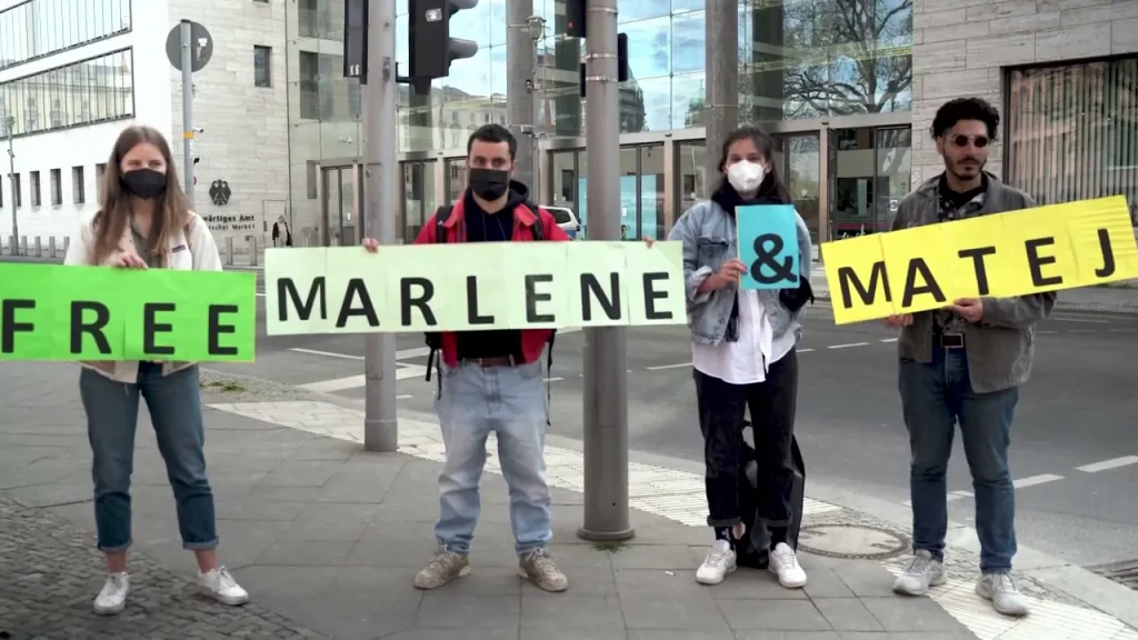 Vier Personen stehen vor dem Auswärtigen Amt und halten Schilder auf denen steht: Free Marlene & Matej