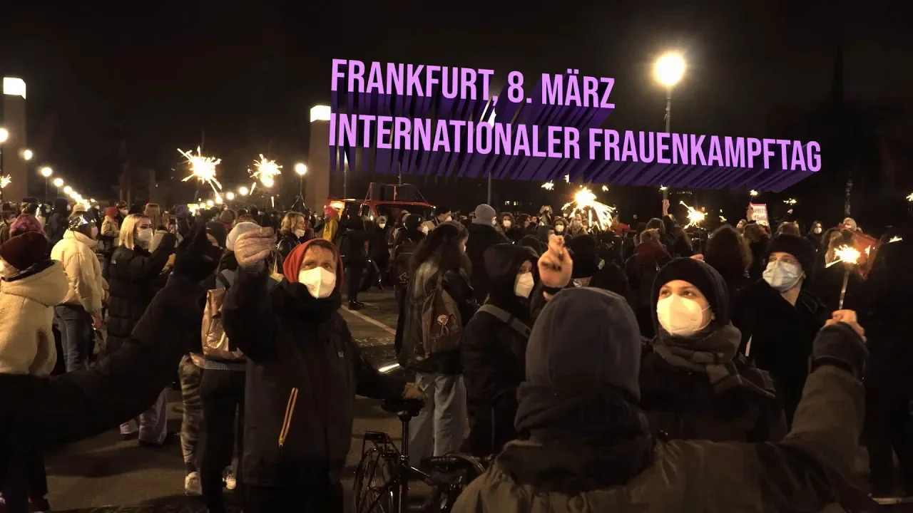 Demonstrationszug durch Frankfurt. Menschen halten Wunderkerzen. Der Titel des Videos wird eingeblendet.